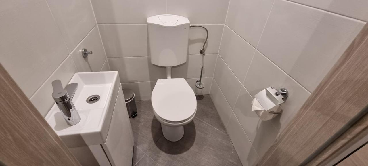 Hos-Cegledi Vendeghaz Miskolc -Oenallo Otthon, Mely Csak Az Oenoeke ภายนอก รูปภาพ