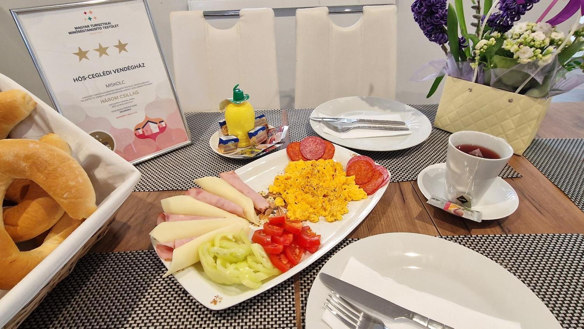 Hos-Cegledi Vendeghaz Miskolc -Oenallo Otthon, Mely Csak Az Oenoeke ภายนอก รูปภาพ